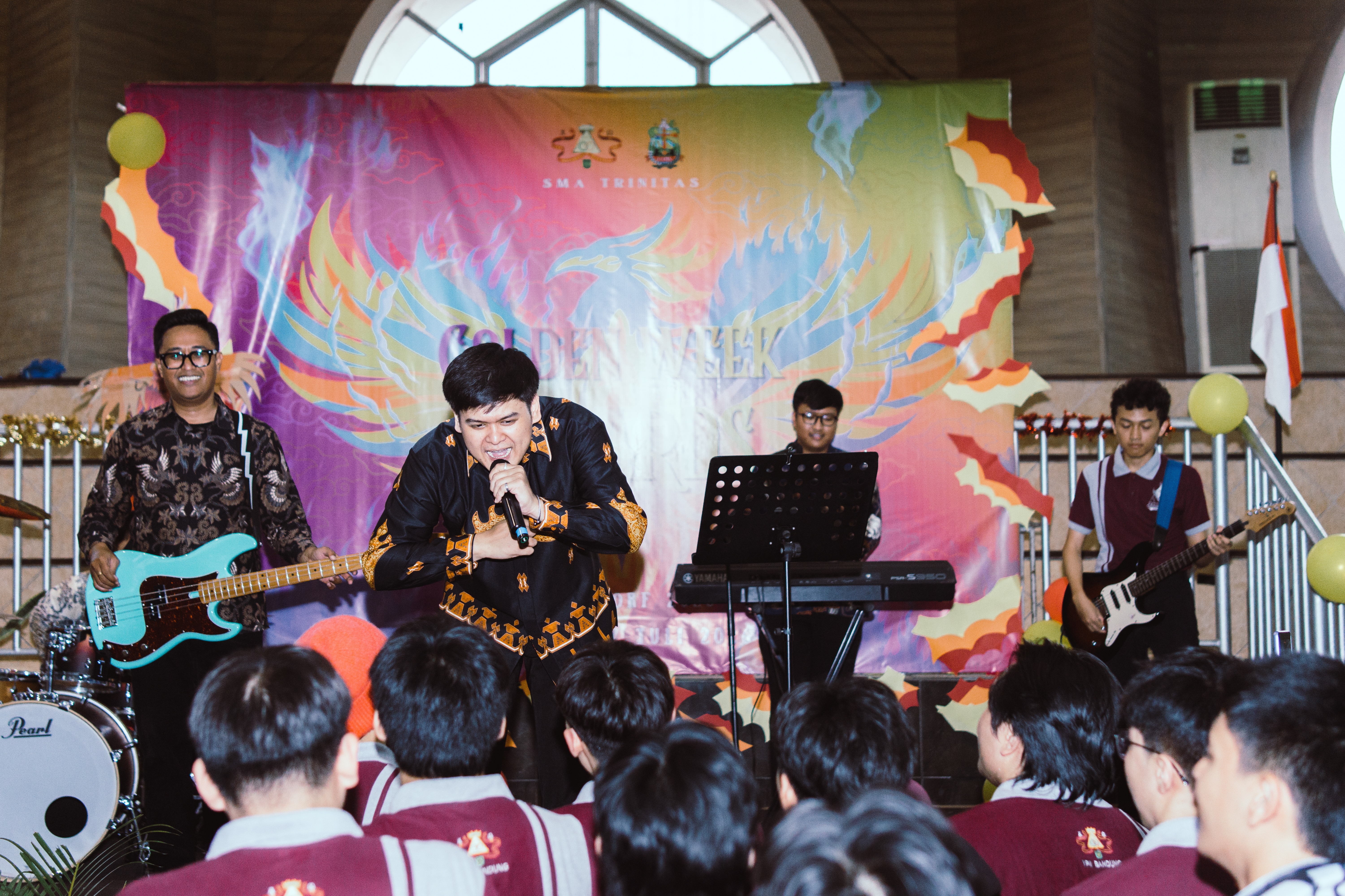 BRINGING DOWN THE HOUSE AT GOLDEN WEEK AWARD!